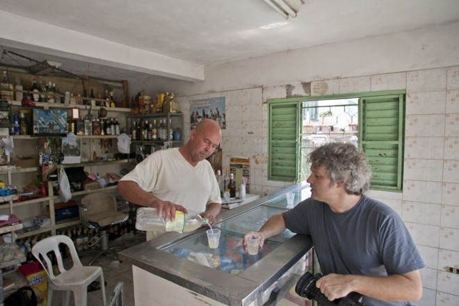 O comerciante e líder comunitário José Cordeiro e Luciano Coelho conversam sobre as oficinas feitas na Vila das Torres |
