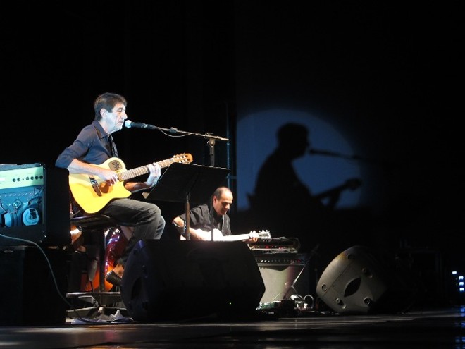 Público engrossou o coro em clássicos como 