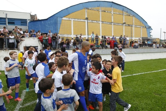 Alex recebe o carinho das crianças na entrada |