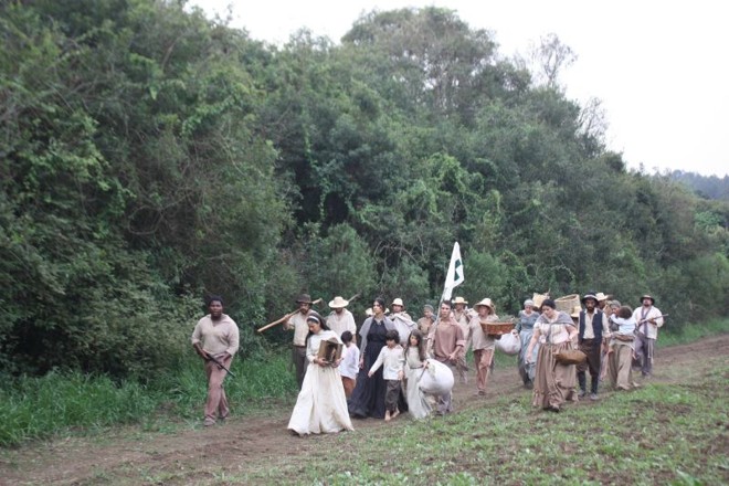 A milícia de sertanejos liderados por Maria Rosa, líder espiritual e militar |