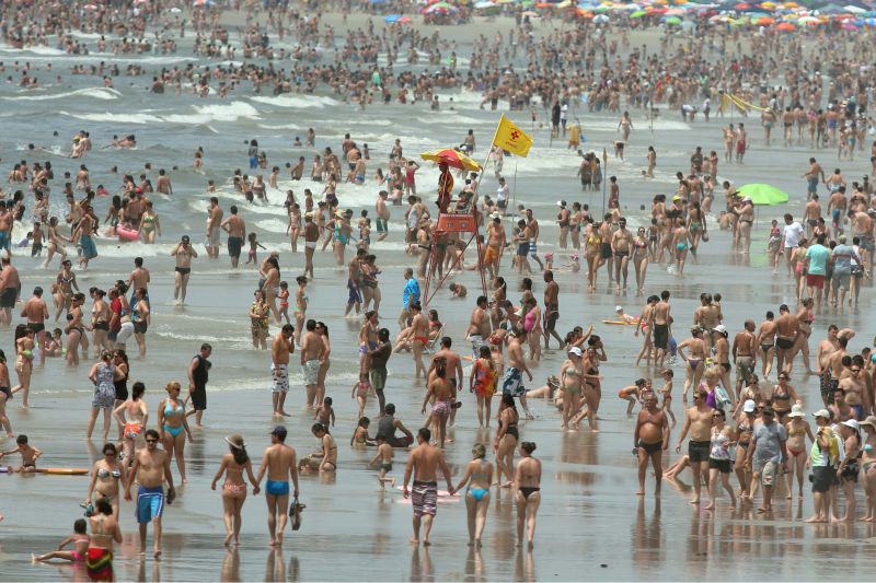 Movimento na Praia de Caiobá, no município de Matinhos, na véspera de ano novo | Walter Alves/Agência de Notícias Gazeta do Povo