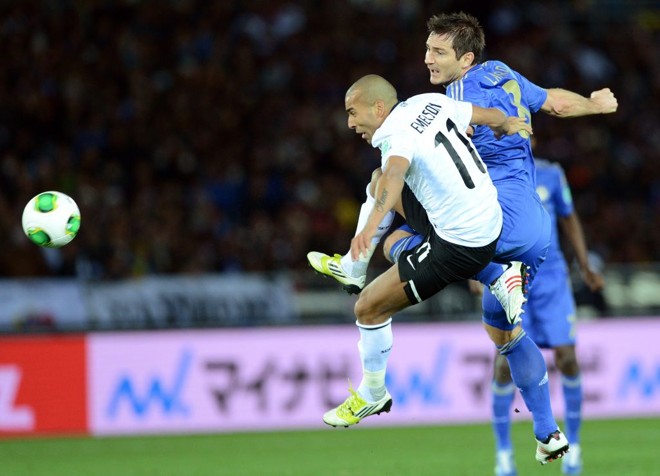 Lampard e Emerson trombam na disputa da pelota |