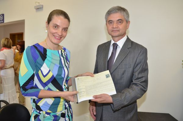 A diretora da Unidade Jornais do GRPCom, Ana Amélia Cunha Pereira Filizola, recebeu ontem do presidente do TRE, desembargador Rogério Kanayama, a ficha funcional de seu pai, Francisco Cunha Pereira Filho. Foi durante a cerimônia de inauguração do Fórum Eleitoral de Antonina, que leva o nome do advogado e jornalista, fundador do Grupo Paranaense de Comunicação, do qual faz parte a Gazeta do Povo | Everton Bahl Grabski/TRE-PR