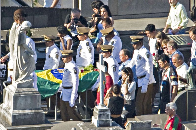 Oficiais carregam o caixão com o corpo do arquiteto | Agência Estado