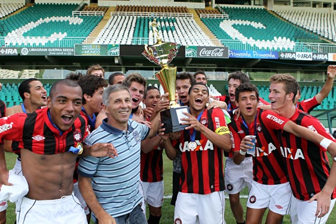 Atleticanos comemorarm com a taça no Alto da Glória | 