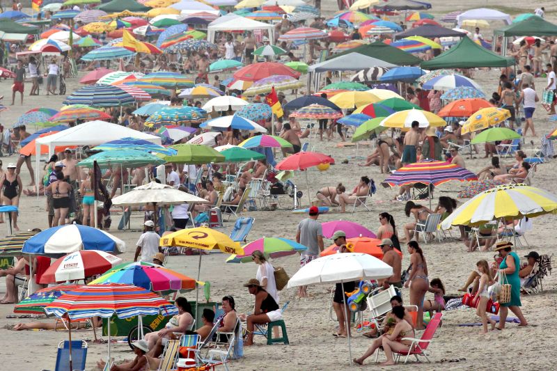 Céu nublado não intimidou veranistas na praia de Caiobá | Walter Alves/Gazeta do Povo