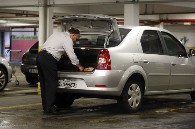Na sequência, fotos da série da Gazeta do Povo. Reportagem registrou o policial Benedito Gonçalves Neto com carro oficial no supermercado; outro policial saindo da sauna e a delegada Leonídia Hecke apanhando o filho na escola | Albari Rosa/ Gazeta do Povo