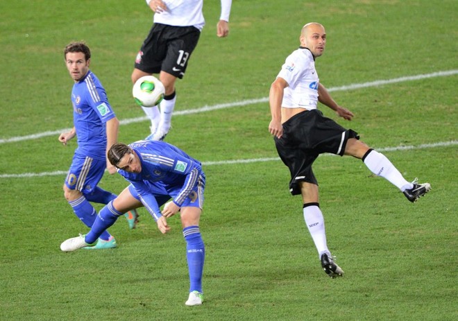Alessandro disputa bola com Fernando Torres |