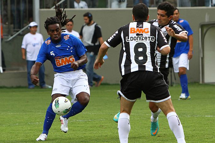 Tinga tenta passar pela marcação de Leandro Donizete: vitória no clássico garantiu ao Atlético-MG o vice-campeonato do Brasileirão | Denilton Dias / VIPCOMM