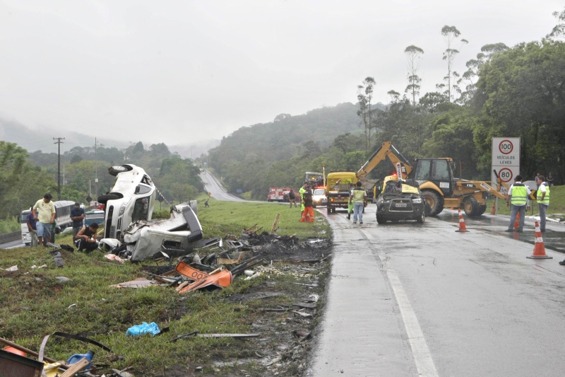 Sete mortos e sete feridos: esse foi o saldo desse acidente ocorrido no km 674 da rodovia | Ivonaldo Alexandre/ Gazeta do Povo