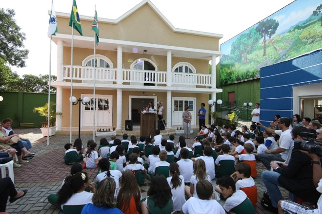 Luana e Celena, eleitas prefeita e vice-prefeita para 2013, com 133 votos, discursam no comício |
