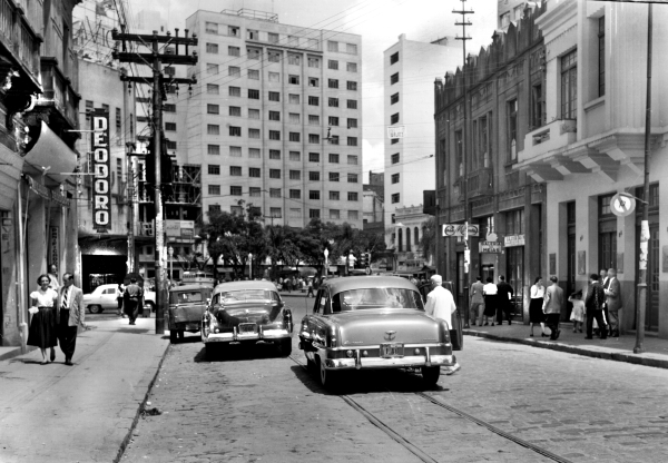 A Rua Marechal Deodoro, ainda estreita, desembocando na Praça Zacarias, em março de 1955, em calma tarde de domingo | Acervo Cid Destefani