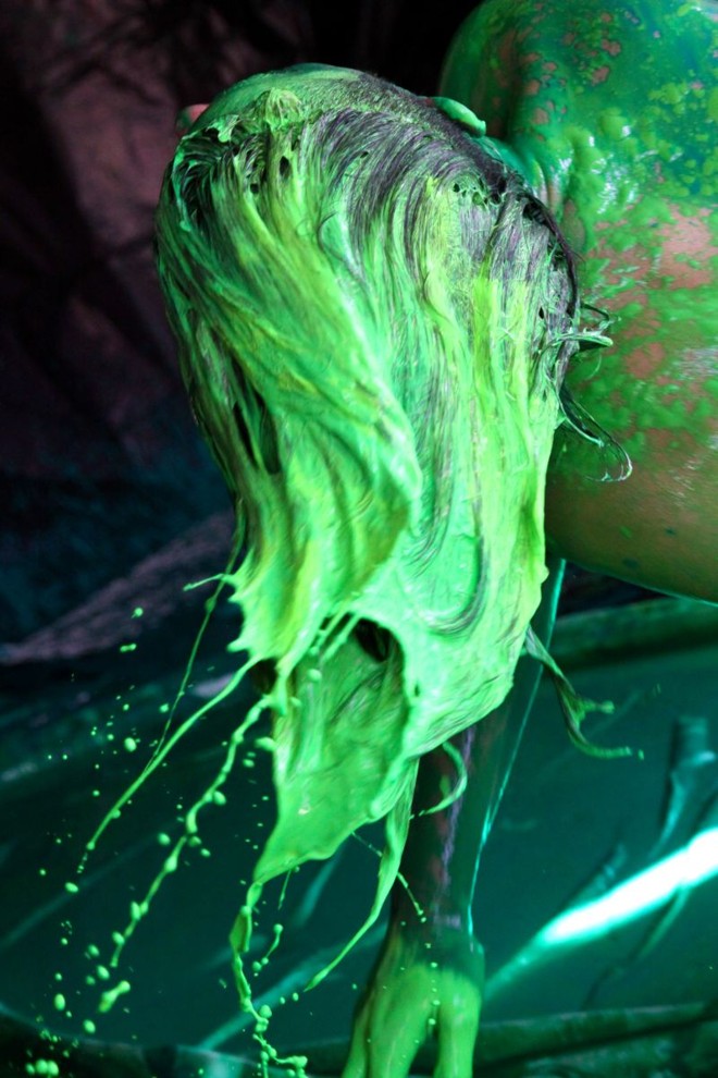 Amagoa: usando o corpo como instrumento, Fernanda Pavão pinta em verde as mágoas e as angústias de amuderecer |