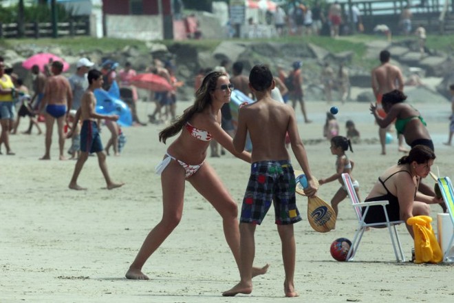 Os turistas aproveitaram o dia para curtir a praia em Caiobá |