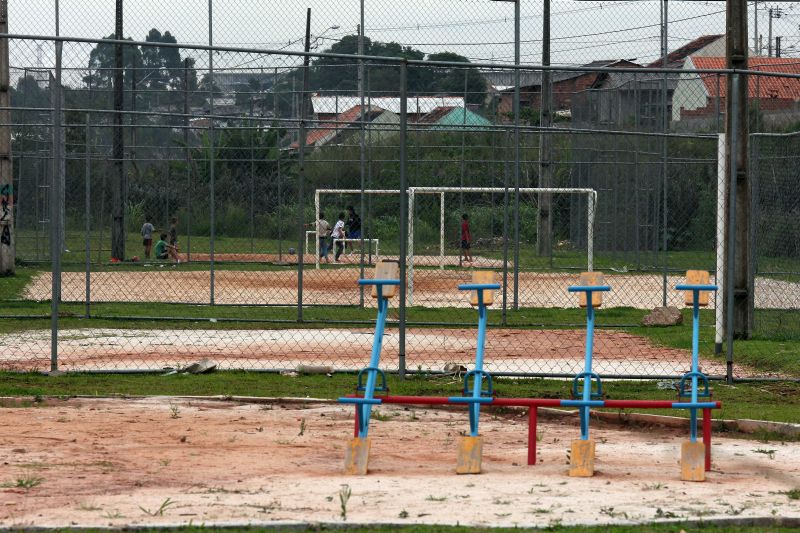 Na Terra Santa, as partidas de futebol à noite foram interrompidas após o furto da fiação elétrica | Walter Alves/Gazeta do Povo