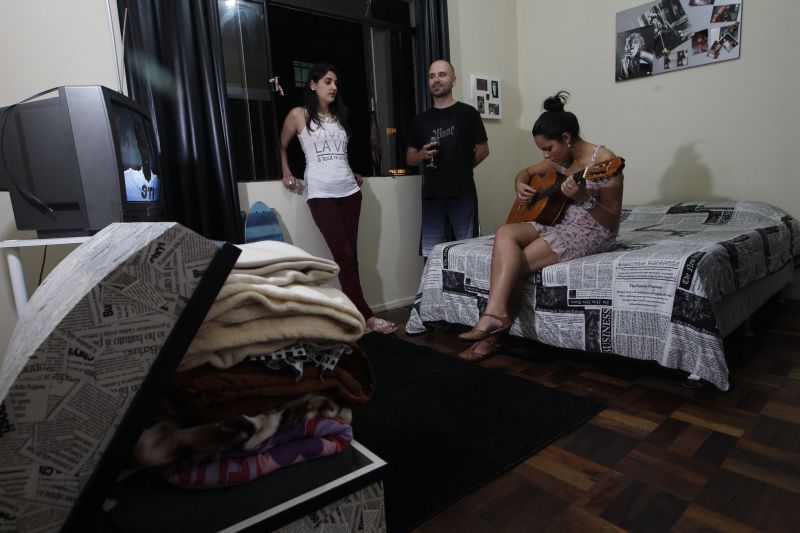 Priscila Rosa, Rubens Franco e Silvia Cunha precisaram recorrer aos pais e parentes para garantir a locação do aparta-mento | Marcelo Elias/ Gazeta do Povo