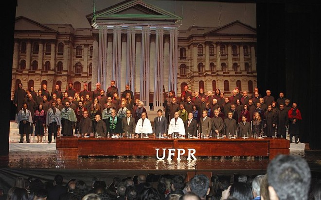 Uma sessão solene do Conselho Universitário da UFPR, no Teatro Guaíra, marcou as comemorações pelo centenário da instituição, celebrado neste 19 de dezembro de 2012 |