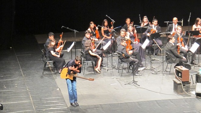 Cantor afirmou que estava feliz por tocar em Curitiba, principalmente pela experiência nova, de se apresentar com a orquestra | 