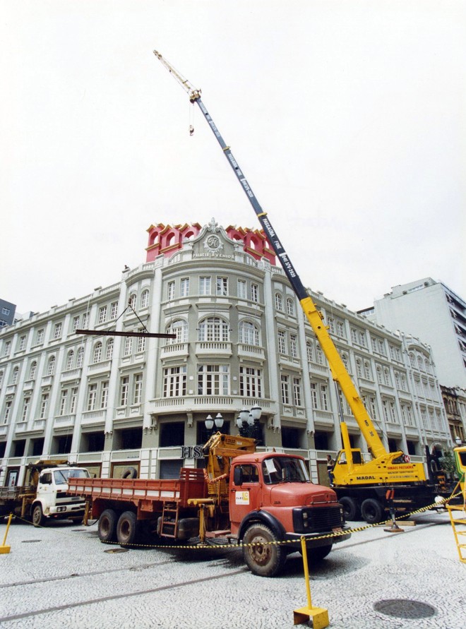 Guindaste levanta peças, montando a decoração em 1999 | 