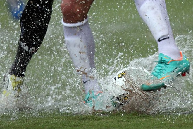 Jogadores tiveram dificuldades em trocar passes por causa da chuva na vitória do Coritiba sobre o Figueirense | 