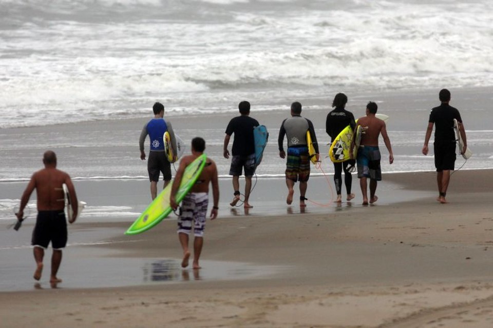 Sábado de tempo fechado e praia cheia Movimento de surfistas no balneário de Caiobá, em Matinhos, apesa do tempo nublado e da chuva em parte do sábado | Walter Alves / Agência de Notícias Gazeta do Povo
