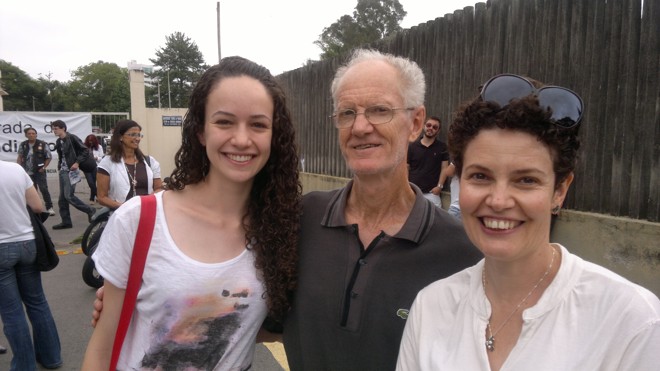 Enquanto Juliana Becker faz a prova, a irmã Ariadne, a mãe Rosana e o avô Luiz Carlos fazem a torcida do lado de fora do câmpus |