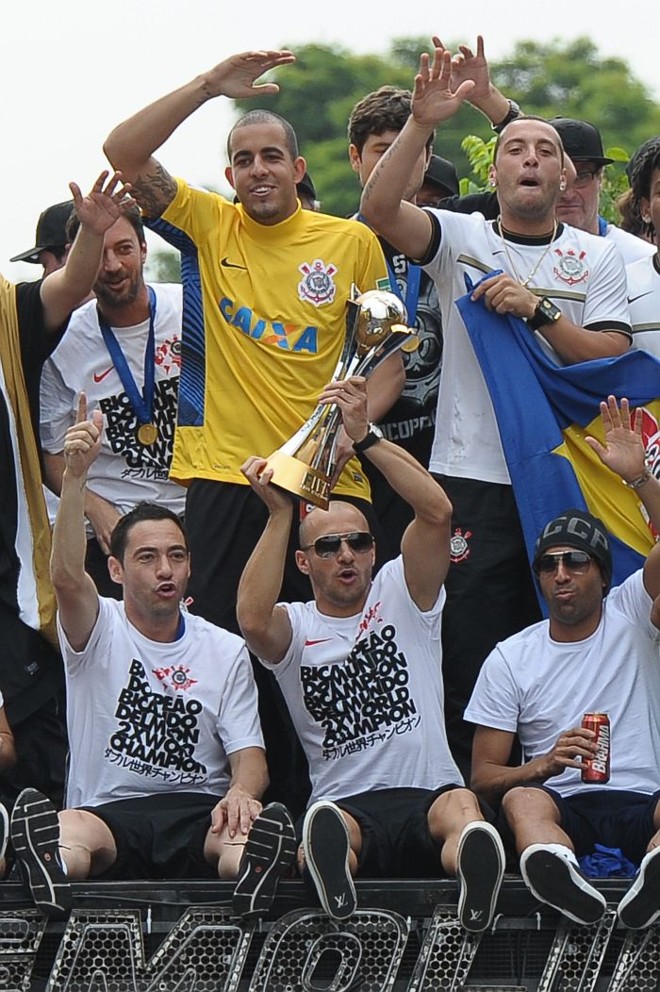 Jogadores do Corinthians fazem a festa no trio elétrico pelas ruas de São Paulo | 