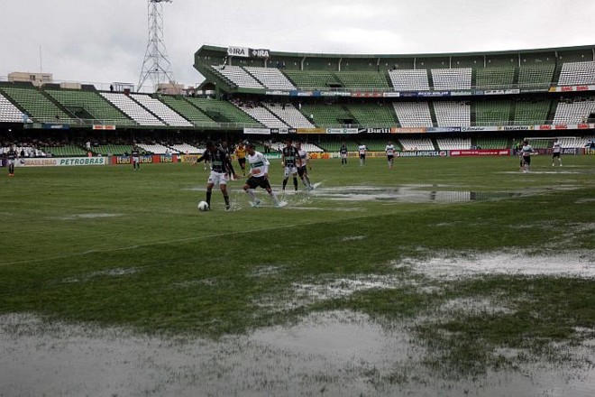 Apesar das condições do gramado do Couto Pereira, arbitragem autorizou a partida entre Coritiba e Figueirense | 
