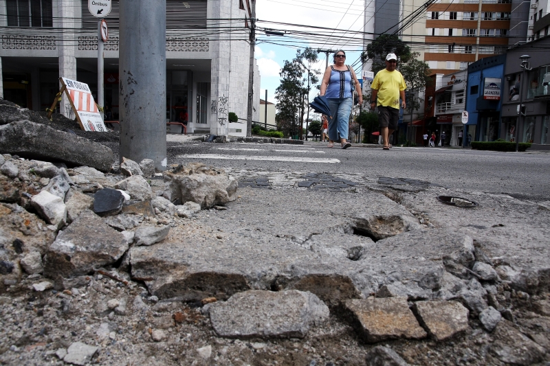 Calçamento vem sendo substituído por blocos de concreto | André Rodrigues/Gazeta do Povo