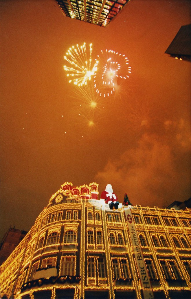 Fogos colorem o céu em apresentação de 1998 | 