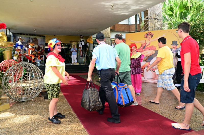 Turistas são recepcionados com muita festa em hotel de Foz | Marcos Labanca/Gazeta do Povo