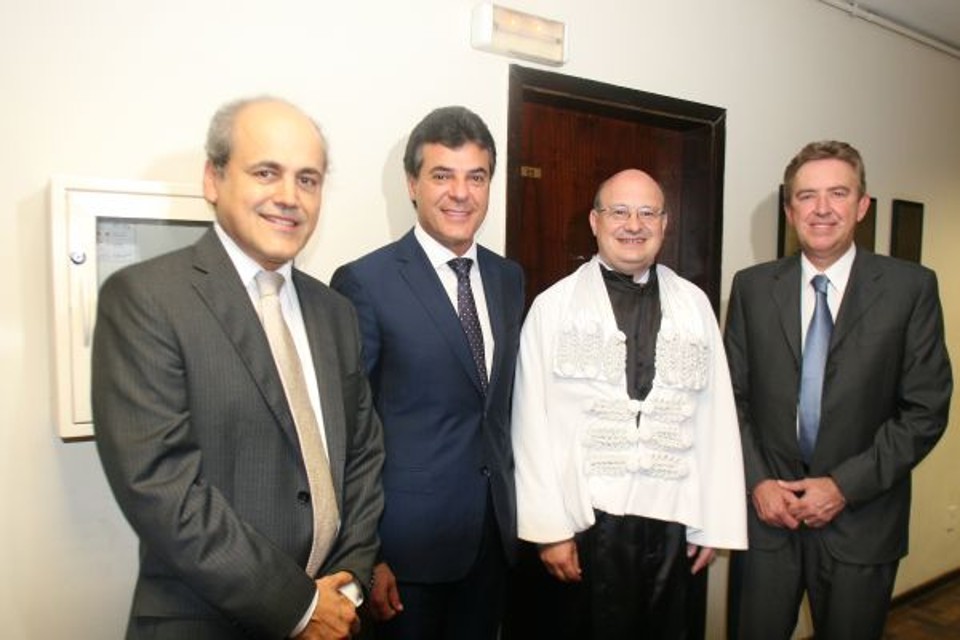 O reitor da UFPR, Zaki Akel Sobrinho, recebeu o governador Beto Richa, o prefeito Luciano Ducci e o prefeito eleito Gustavo Gruet para a sessão solene em comemoração aos 100 anos da instituição, ontem à noite, no Teatro Guaíra | Jader da Rocha