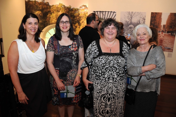 A diretora do Museu de Arte Contemporânea do Paraná, Lenora Pedroso (de branco), e a diretora-geral da Secretaria da Cultura do estado, Valéria Teixeira (de óculos), com as artistas plásticas Fernanda Magalhães e Uiara Bartira (ambas à dir.) na abertura do 64º Salão Paranaense. O salão, aberto na última quinta-feira, permanece até abril com 833 trabalhos de artistas de 18 estados | Kraw Penas/ SEEC