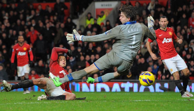 Chicharito entrou de carrinho para superar o goleiro Krul e marcar o gol da vitória do United sobre o Newcastle | Andrew Yates / AFP