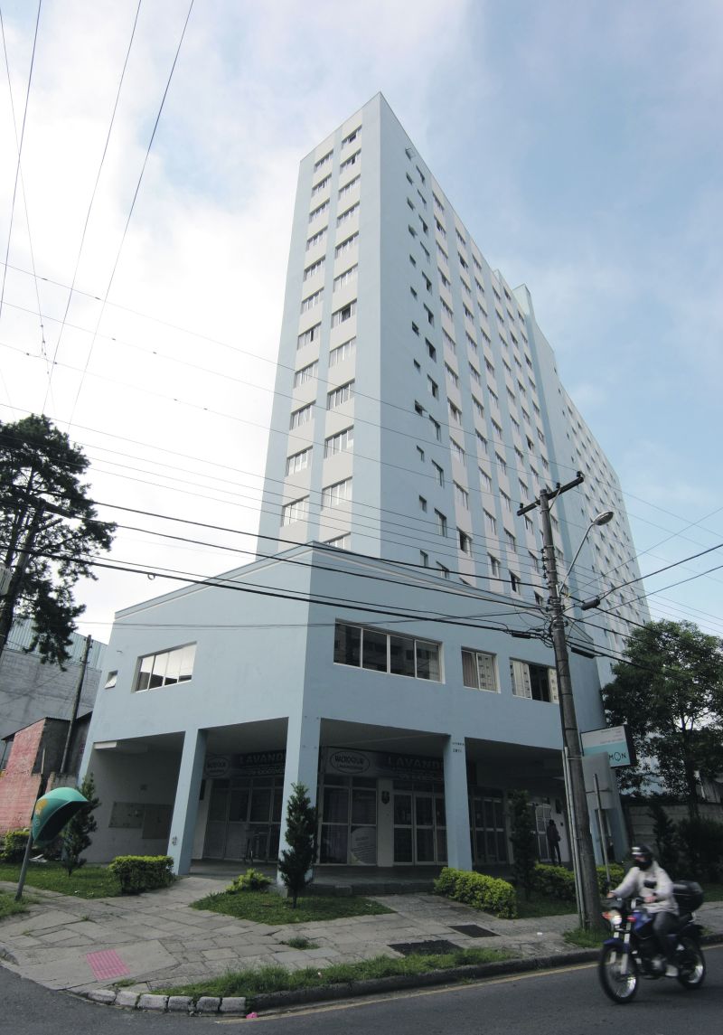 Prédio fininho na região do Bigorrilho: exemplo de aproveita-mento de espaço em um dos bairros mais valorizados da cidade | Aniele Nascimento/ Gazeta do Povo