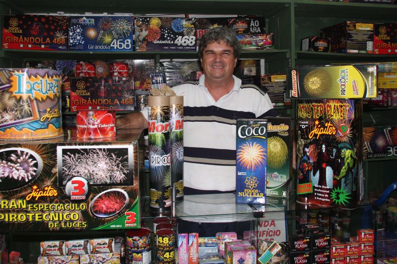 Almir na loja de fogos: balneários fazem festa a sua moda | Walter Alves/ Gazeta do Povo