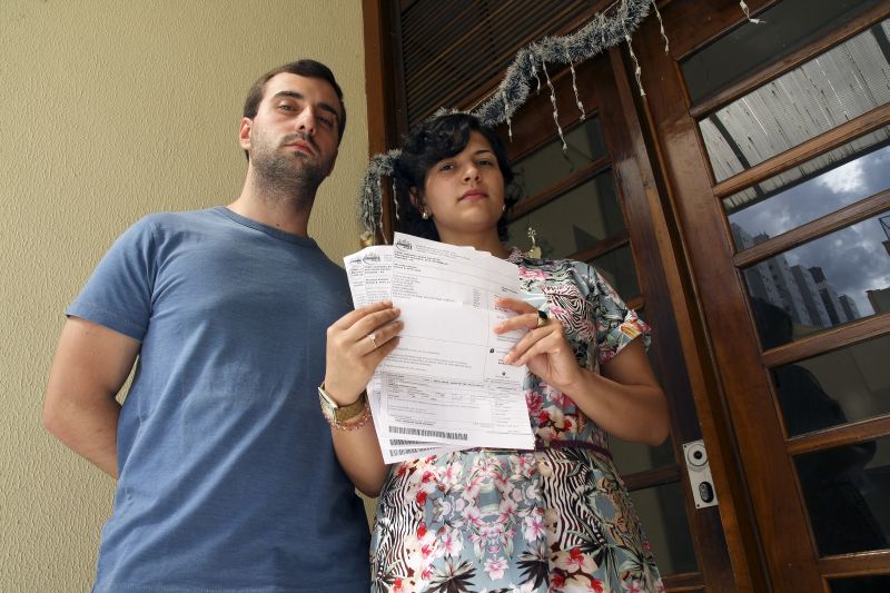 Os estudan-tes de medi-cina Deborah Daer e Ce-sar Lopes conseguiram ser ressarci-dos pelo pagamento de taxas extras do condomínio | André Rodrigues/ Gazeta do Povo