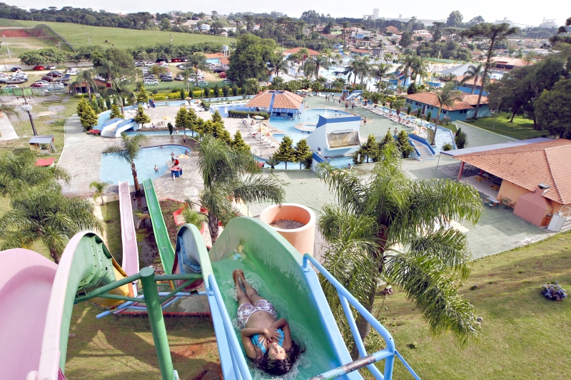 A 30 quilômetros de Curitiba, piscinas e toboáguas do Araucária Acqua Park fazem a festa de turistas e moradores da região | Daniel Castellano/Gazeta do Povo