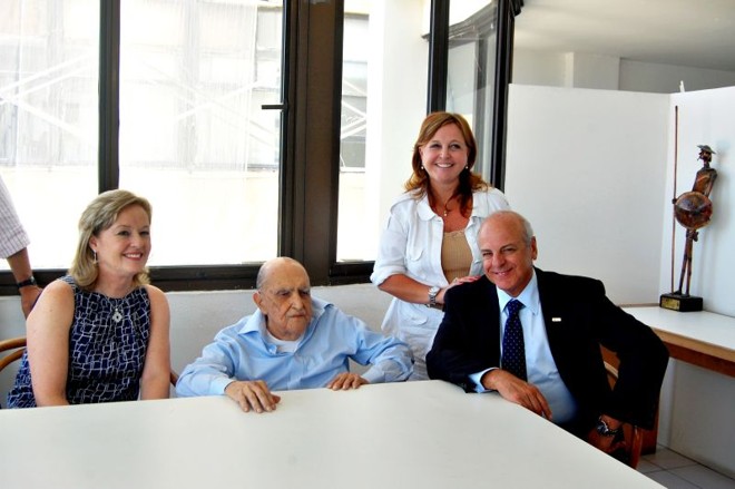 O arquiteto Oscar Niemeyer recebeu em janeiro em seu escritório, no Rio de Janeiro, o presidente da Associação Comercial do Paraná, Edson José Ramon, e as secretárias de Urbanismo de Curitiba, Sueli Hass (à esq.), e da Administração, Dinorah Botto Portugal Nogara |