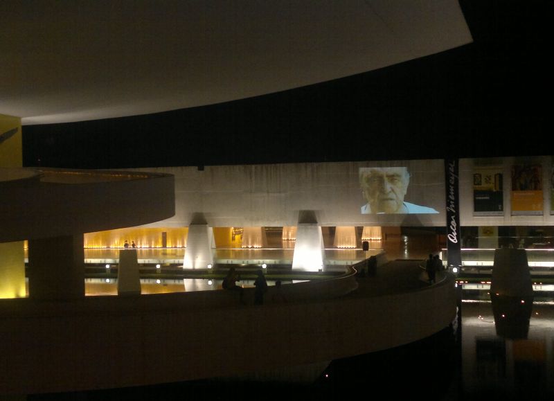 Na quinta-feira, por volta das 22 horas, quem passava pela Rua Marechal Hermes podia assistir à entrevista com o arquiteto, projetada na parede externa do MON | Patrícia Künzel/Gazeta do Povo