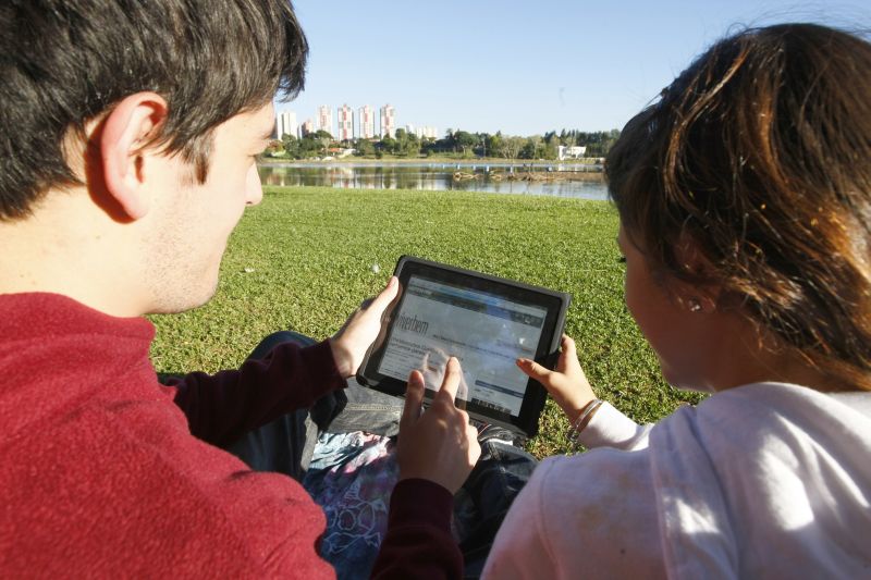 Casal no Barigüi: acesso rápido a informações deixa jovens cada vez mais confiantes para falar de assuntos diversos | Daniel Castellano/Gazeta do Povo