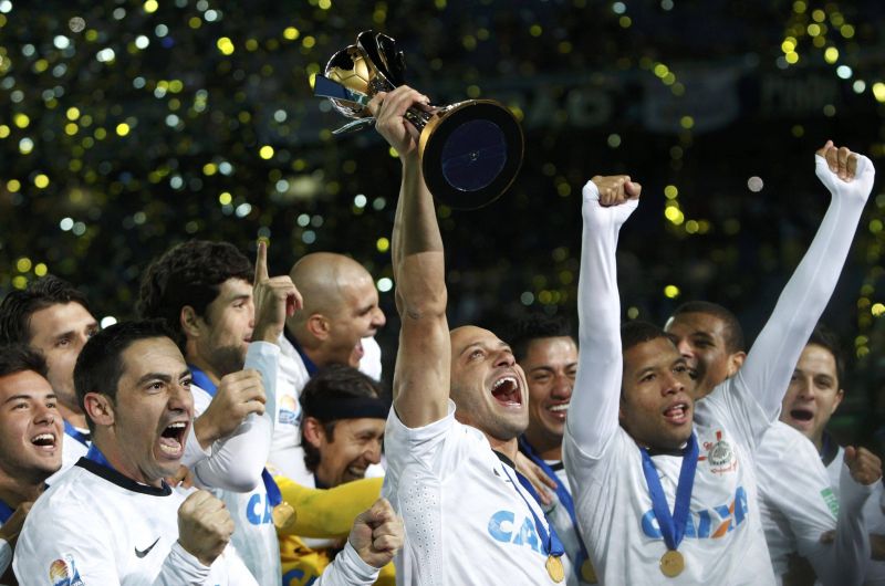 VAI CORINTHIANS! - A obsessão corintiana chegou ao fim em 2012. Após anos de tentativas frustradas e muitas piadas dos rivais, o Corinthians venceu a Libertadores. Após deixar Vasco e Santos pelo caminho, em duelos emocionantes, o Timão espantou o último fantasma que faltava: os argentinos. Contra o Boca Juniors, empatou por 1 a 1 na Bombonera e ergueu a taça ao vencer por 2 a 0, no Pacaembu, em 4 de julho. O fim do ano reservava ainda mais alegrias para a Fiel: o bicampeonato mundial, com vitória sobre o milionário Chelsea. Vitória apertada por 1 a 0 com gol de Paolo Guerrero | Reuters