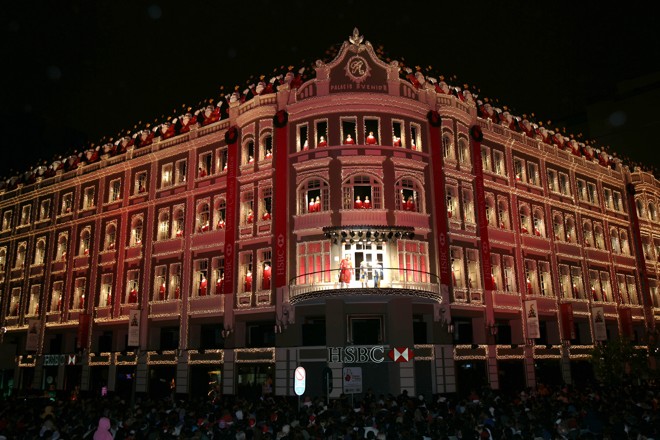 Em 2005, tons avermelhados marcaram a decoração e a iluminação | 