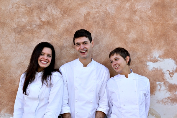 A jovem chef curitibana Mayã Sfair (à esq.) e seus colegas Lapo Querci, da Itália, e a alemã Jacqueline Blazer, que integram a equipe do projeto Ecogastronomia, da Universidade de Ciências Gastronômicas de Pollenzo. Mayã, que mora na Itália, passa férias em Curitiba | Divulgação/Universidade de Ciências Gastronômicas