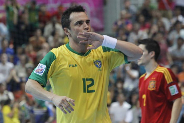 Falcão comemora na vitória brasileira sobre a Espanha na prorrogação, em novembro, que valeu o título mundial de 2012 | Chaiwat Subprasom / Reuters