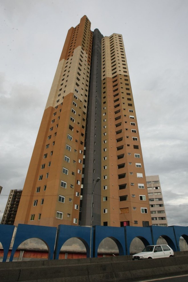 O Edifício Real Plaza ficou parado desde o início dos anos 1990. A construtora faliu, na mesma época da Encol. Acordo entre proprietários garantiu retomada da obra |