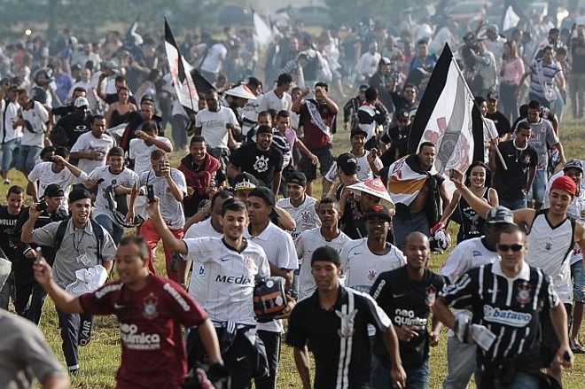 Torcida do Corinthians chega ao Aeroporto de Guarulhos para recepcionar o time após o título mundial | 