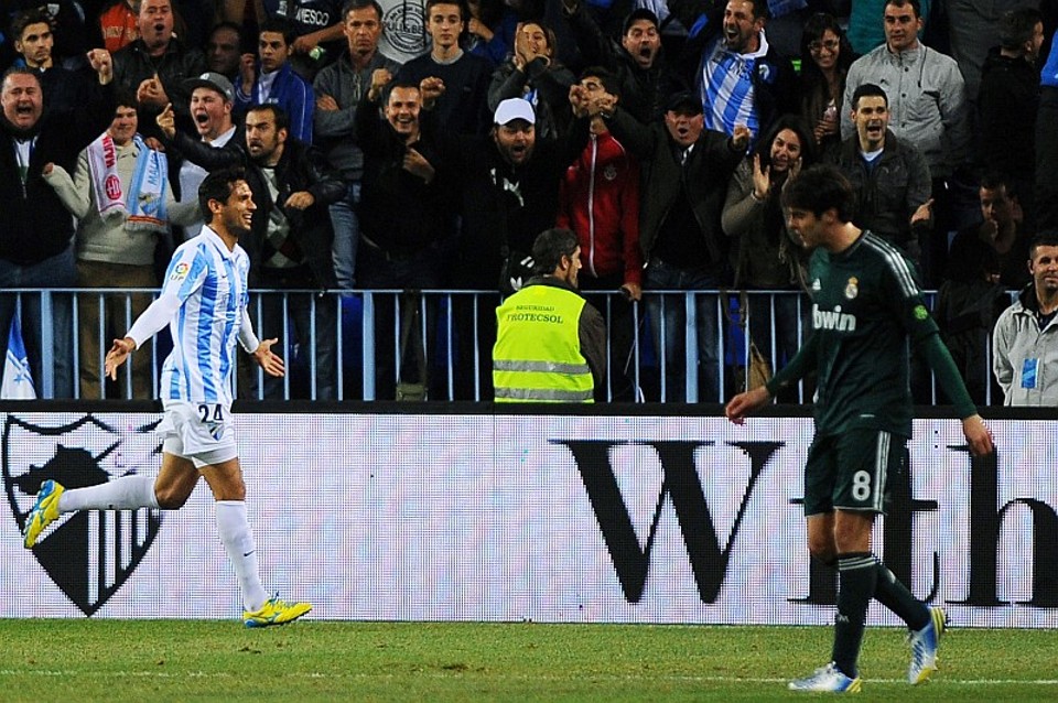 Mourinho barra Casillas e Real perde para o Málaga Roque Santa Cruz comemora ao fundo um de seus gols contra o Real Madrid de Kaká | Jorge Guerrero / AFP