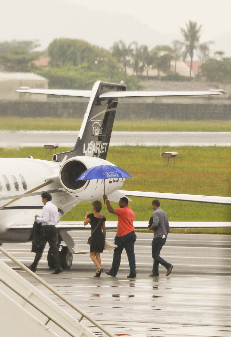 Beto e Fernanda Richa embarcam em Navegantes com destino a Cascavel: aeronave paga por empresa de secretário | Hugo Harada/ Gazeta do Povo