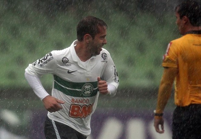 Everton Ribeiro, autor do primeiro e do terceiro gol do Coritiba diante do Figueirense | 